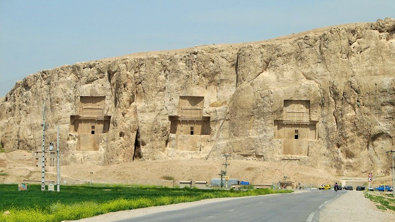 Naqsh-e Rostam, eine wertvolle archäologische Stätte, die 1800 Jahre Geschichte Irans erzählt.